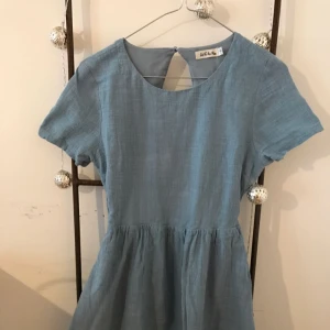  - Klänning fr Girl and the sun. Nypris 599. Använd en gång bara 