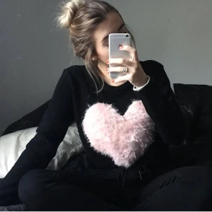  - Jättemysig stickad tröja med "fluffhjärta" fram, aldrig använd 