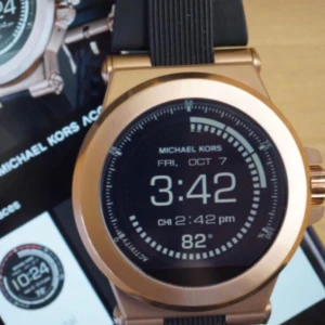  - Äkta Michael kors access herr klocka, kan kopplas till iphone och android. Använd endast några gånger, säljs pga köpt en annan. Laddare följer med. Nypris 3599kr, mitt pris 1800kr 👌