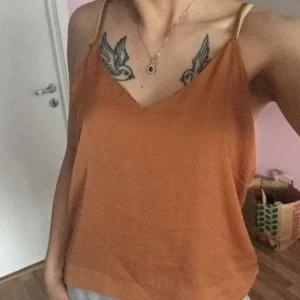  - Stolek 38 eller L.  Det är nice material 