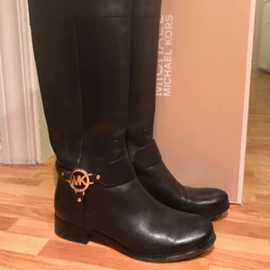  - Knä höga Michael kors stövlar inköpta på zalando original kartong finns och skickas med. Frakt 100kr ev överskott av frakt skickas tillbaka självklart ! Ny pris ca 2000kr. 