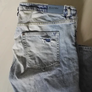  - Sjukt snygga ripped jeans från hm Sytt upp från benet men ser coolt ut! Storlek 29, CN165/74A