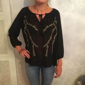  - En tunn och svagt transparent blus som är väldigt somrig, trots de mörka färgerna. Passar S såväl som M storlek. Från Forever 21.