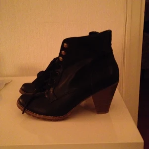 Oanvända skor i skinnimitation från Åhléns. - Oanvända skor i skinnimitation från Åhléns.