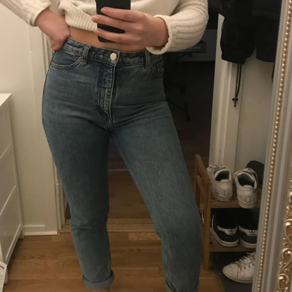 Kimono high relaxed jeans från Monki i W.27. Bra skick! Möts upp i Karlskrona alt post där köparen står för frakt.. Jeans & Byxor.