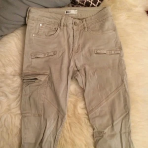  - Beiga Angelina Combat jeans från Gina Tricot i jättebra skick! Använt dom 1 gång. Fraktar, och tar emot swish!  