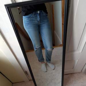Supersnygga mom jeans från h&m med slitningar på knäna. Köparen står för frakt 😊