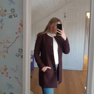  - En kappa från Jacqueline De Yong, köptes för 400kr och  säljer nu för 100kr. Den är i fint skick men som ni ser på bild 3 så har öglan gått sönder. Armarna är ganska trånga för att vara storlek M.