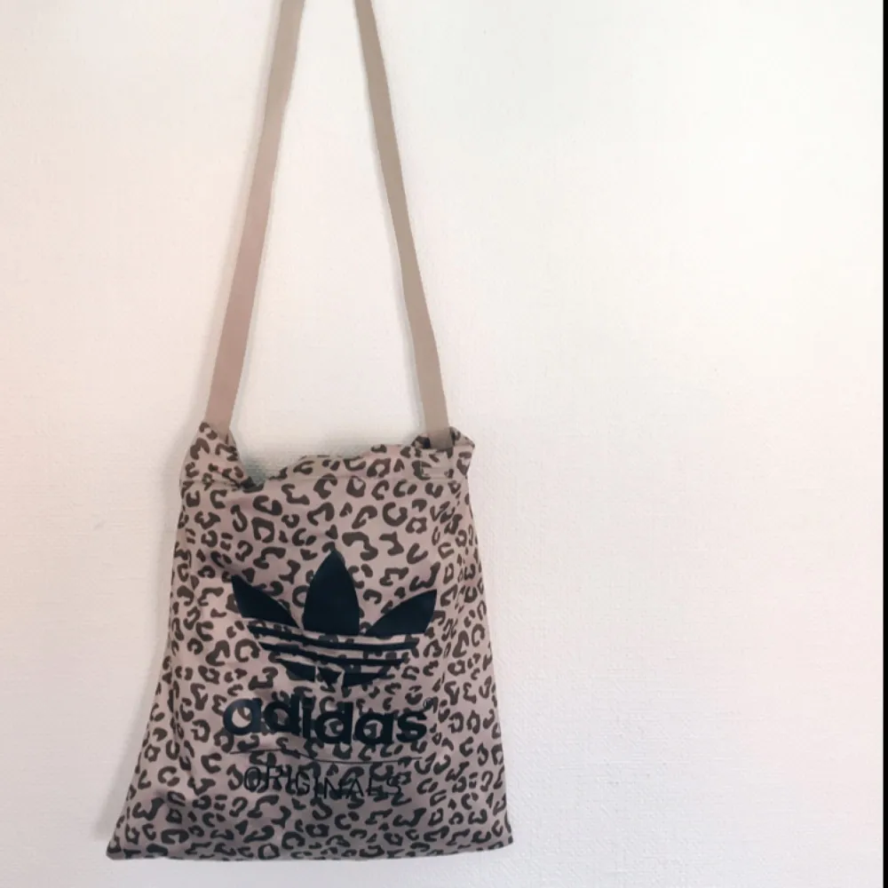 Adidas-väska i leopardmönster (beige & mörkgrön)  frakt ingår i priset 🤸🏼‍♀️⚡️. Väskor.