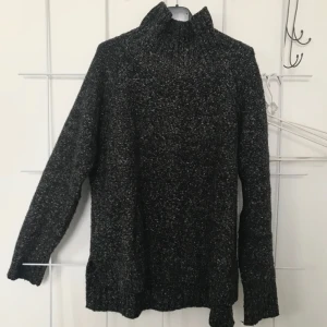  - Mysig och mjuk stickad polotröja, storlek S/M/L beroende på vilken passform man vill ha!
