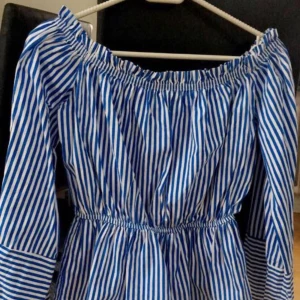  - Offshoulder peplum topl