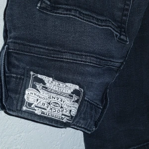  - Svarta crocs jeans 