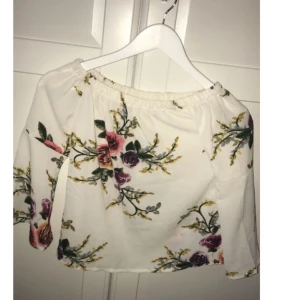 - Vit blommig blus