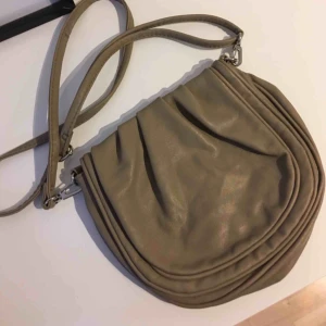  - Fin axelväska bortskänkes Hämtas i Bromma eller skickas. Köparen står då för frakt (20kr)