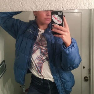  - SÅ cool puffjacka!! Ljusblå och riktigt varm faktiskt! 