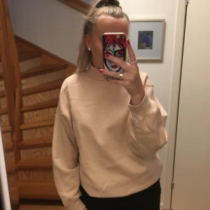  - Jättemysig ljusrosa/beige tjocktröja från Pull&Bear, strl S men rätt stor i storleken så skulle passa M o kanske L å