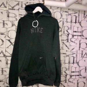  - Nike hoodie från beyond retro, storlek L, 120 kr + frakt 🥀Den har en lite färgfläck som inte går bort men den var där när jag köpte den 🌺
