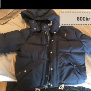  - 7. Marinblå kort Ralph Lauren dunjacka köpt i Marty (strl L, men passar mig M mycket bra) den är använd max 10 gånger och är i jättebra skick!