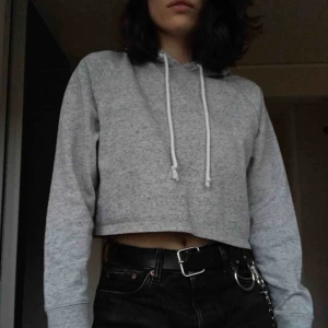  - pris är förhandlingsbart vid snabb affär✨ köper du flera plagg får du rabatt⭐️ croppad huvtröja