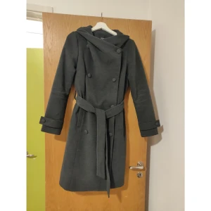  - En super fin kappa, knappt använd pga felköp. Extra knappar ingår. Ps inte jag på bilden. Nypris 1600kr. Kan komma överens om pris vid snabb affär.