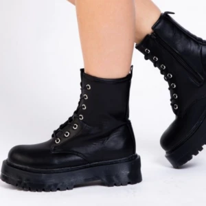  - Helt nya dr martens liknande kängor från madlady, endast provade. Levereras i original skokartongen! 