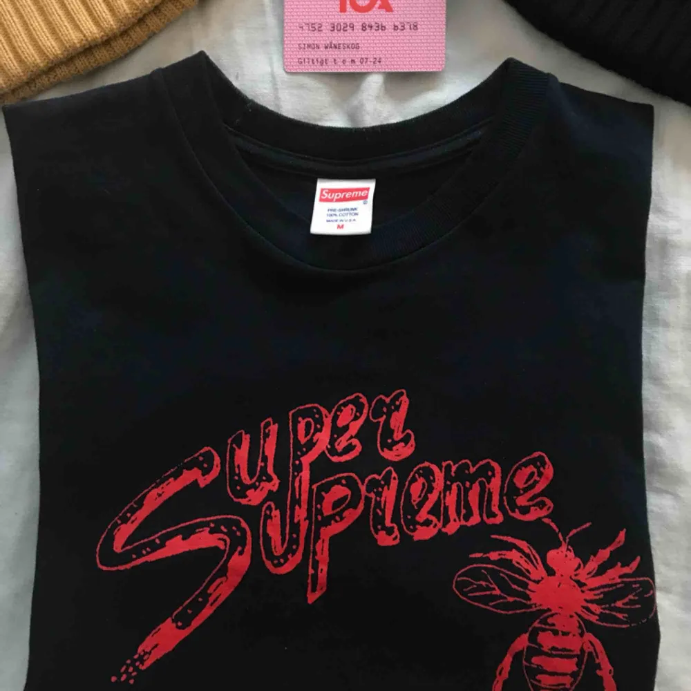 SÄNKT PRIS!! Super Supreme Luminous T-shirt från SS17 så lite mindre i storlek än 2017/2018 modellerna (så den sitter som en medium. Skick 7-8/10 o är mörkblå Möts i Stockholm eller +58kr spårbar frakt! 🎅🏼. T-shirts.
