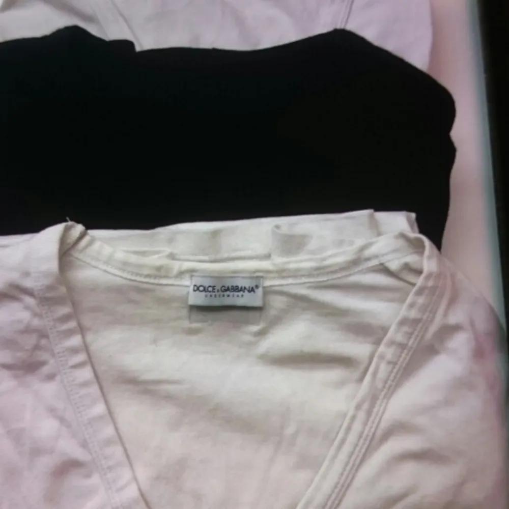 3 stycken äkta Dolce&Gabbana tshirts 1 svart 2 ljusa bra skick hela och rena st s/m alla tre styck för 100kr . T-shirts.