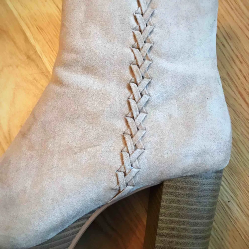 ❣️SÅ jäkla fina ankelboots från Attitude❣️Supersköna att gå i för att vara så pass höga. Endast använda en gång pga litelite för små 💔 💔 Nypris: 600kr. Köparen står för frakten. . Skor.