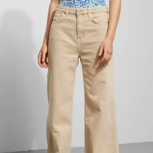  - Beiga jeans från Weekday, väldigt bra skick då dom knappt är använda. Orginalpris 500 kr. Passar mig som är 38/40 och M i byxor.