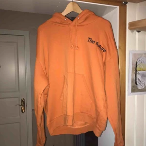  - väl använd hoodie från weekday, men fortfarande så fin:)  köparen står för frakten, betalning sker via swish! 