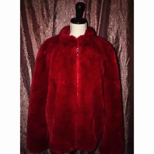  - Fluffig, röd fuskpälsjacka från Zara. Använt fåtal gånger.