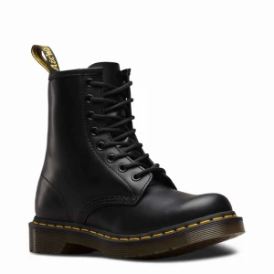  - Doc Martens, använda max 5ggr pga inte min stil av skor! Så gott som nya, broke ass bish säljer de asap så vi kan diskutera priset, kan lätt gå ner lägre! 