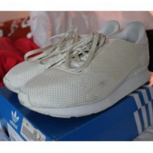  - Adidas Originals ZX 500 OG Weave Stl 38  Sneakers från Adidas. Model: ZX 500 OG Weave Stl:38. Användna, men ej slitna dock har de fått några fläckar se bilder. Skickar på posten eller kan hämtas upp i centrala Göteborg.