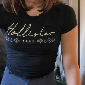  - T-shirt från Hollister. Köparen står för frakt.
