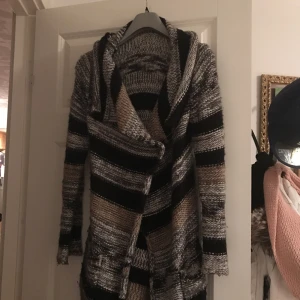  - Jätte fin stickad kofta från Lindex.  Strl S.