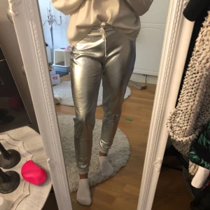  - Super coola silvriga byxor. Helt nya