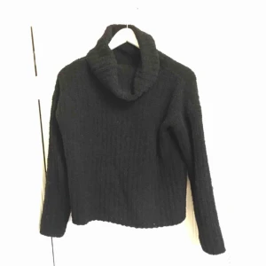  - Svart tröja med krage från Cubus, väldigt varm och skön! Knappt använd. På andra bilden syns materialet bättre. Köpare står för frakt :)