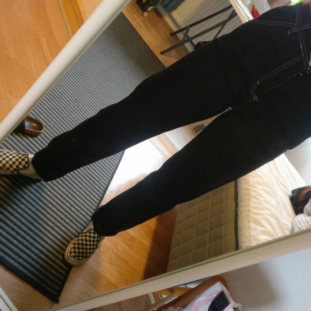 Workwear-byxor från Urban Outfitters. Passar mig som brukar ha 38 i byxor. Endast använda några få ggr och inköpta för ca 600 kr.. Jeans & Byxor.