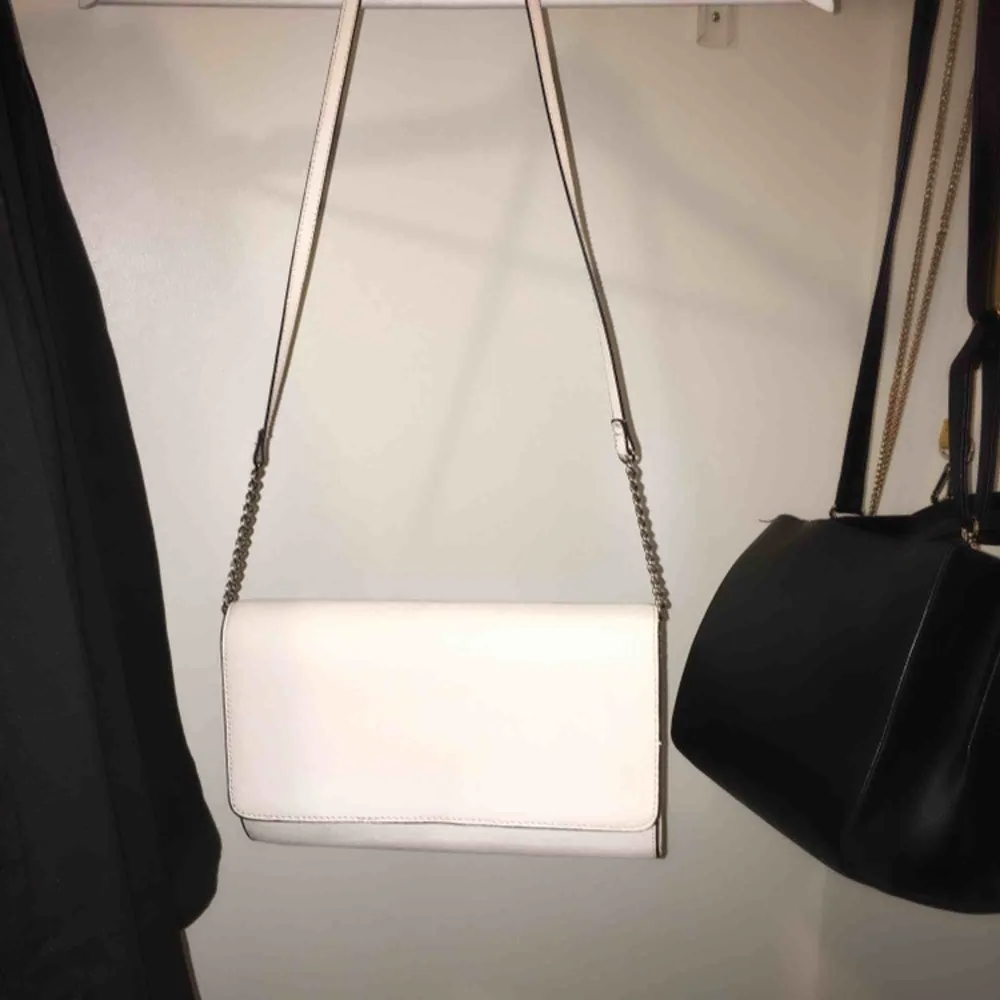 Fin vit/ljusbeige axelväska, kan även användas som clutch. Använd en gång!. Väskor.