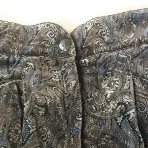  - Fantastiska vintagebyxor i paisleymönstrad sammet. Har hög midja vilket ger en fin timglas-form. 250kr. Frakt: 36kr.