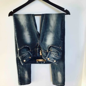  - Sjukt snygga low rise jeans med gulddetaljer och bakfickor. Materialet är stretchigt vilket gör dom bekväma att bära. Gott skick använd ett fåtal gånger! Frakt 20kr  