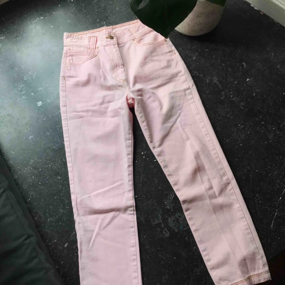 Ljusrosa jeans i storlek S ifrån Elsa Hosk senaste släpp för bikbok. Frakt 150kr.. Jeans & Byxor.