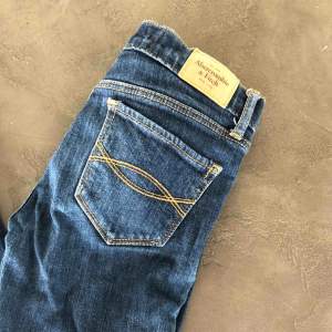 Sparsamt använda jeans från Abercrombie & Fitch. Storlek w 25, l 33, perfect stretch