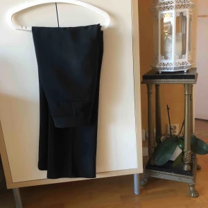  - De perfekta kostymbyxorna! Högmidjade, svarta, två fickor baktill, flare och material som faller snyggt. Men har tyvärr blivit för stora för mig. Väl använda (liite noppriga framtill) men inget som stör🌷 därav låga priset, nypris 599(?) slutsålda på HM!