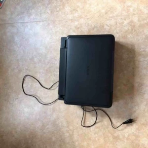  - Skrivare från Epson. Fungerar bra, använd fåtal gånger. Helt ny svart bläckpatron i den (200 kr) dock är en utav färgerna slut men det går att beställa billigt på internet. Hämtas i Kristianstad. 