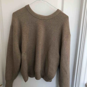  - Stickad beige tröja från Zara i nyskick.