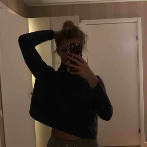  - En mörkgrå croppad stickad tröja med polokrage! Supersnygg!! Den kommer från bik bok. Frakt 40kr