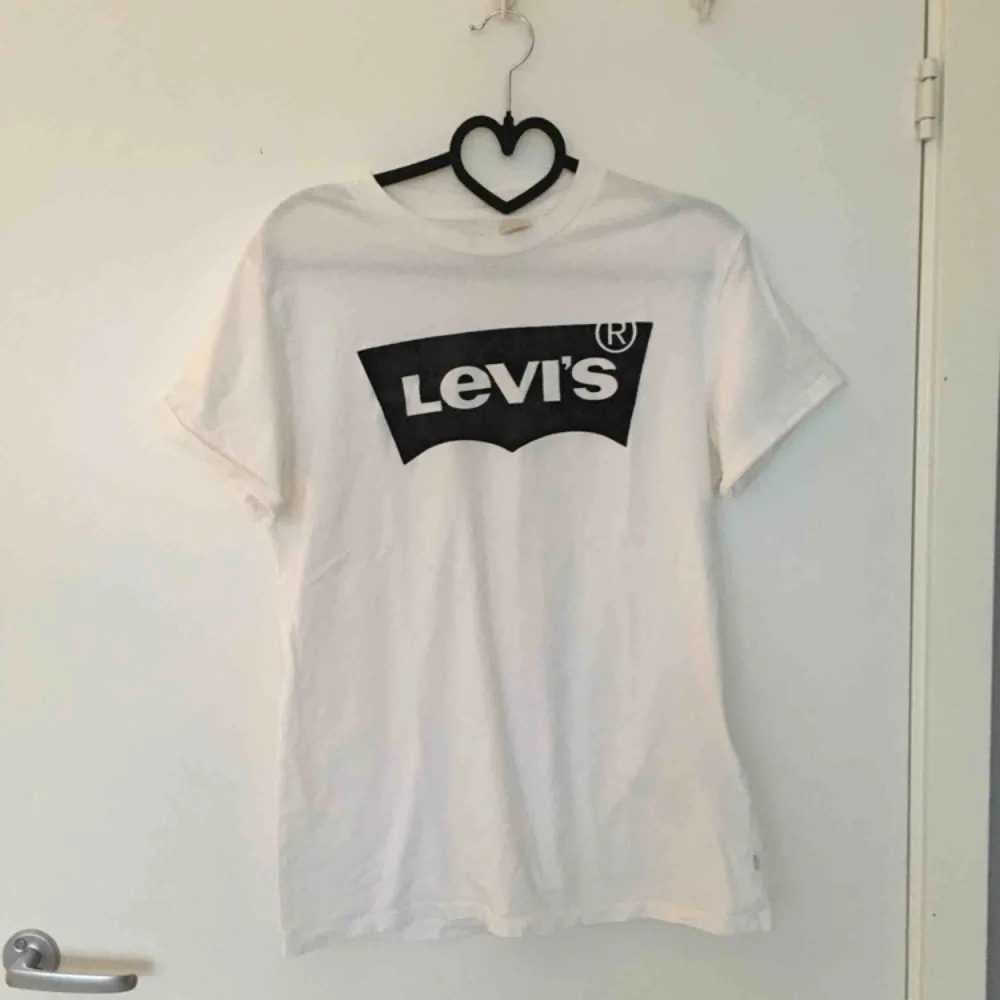 Vit Levis T-shirt storlek S. 99 kr inklusive frakt, skickas inom ett dygn! :). T-shirts.