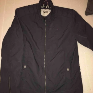 - Supersnygg tommyhilfiger-jacka, svart strl M.  Mycket mycket bra skick, knappt använd!  Finns i Karlstad, kan skickas!  (Herrmodell) 