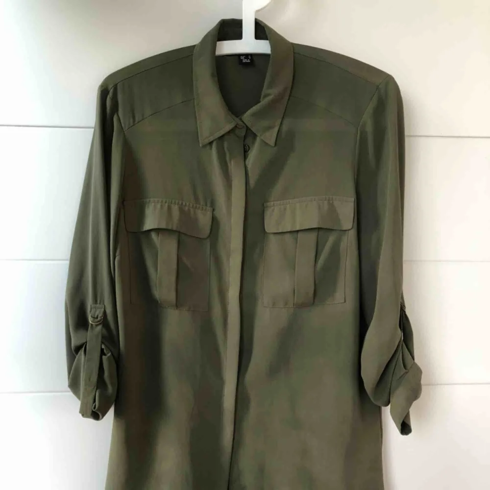 Militärgrön skjorta i fint fallande material, sparsamt använd, mycket fint skick. . Skjortor.